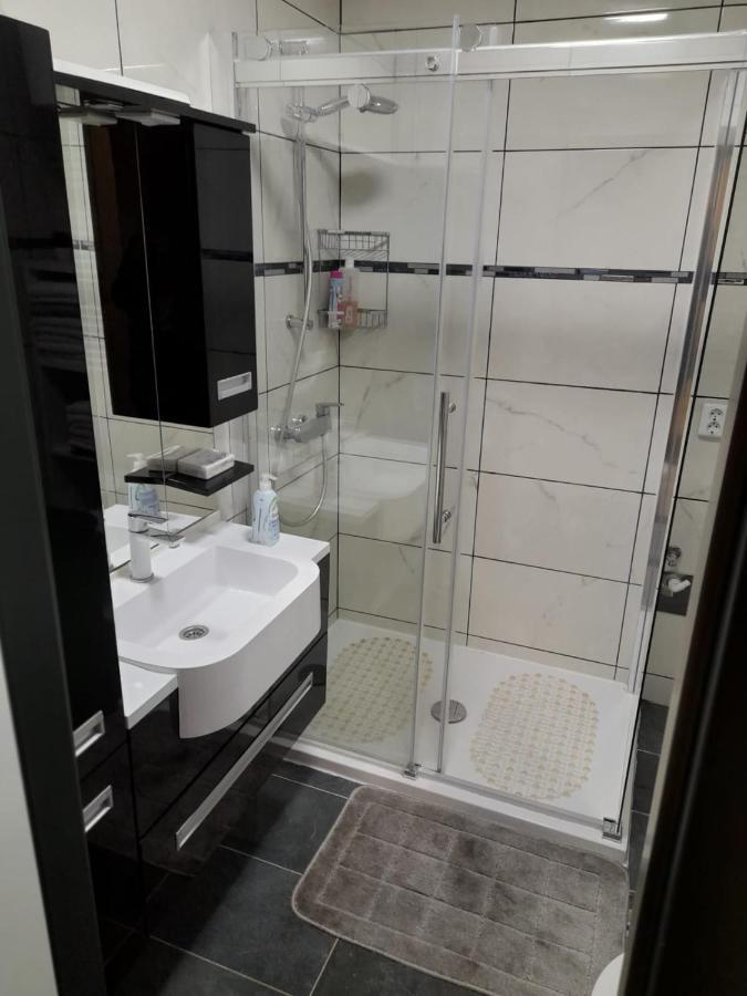 Apartman Lela Karlovac Exteriör bild