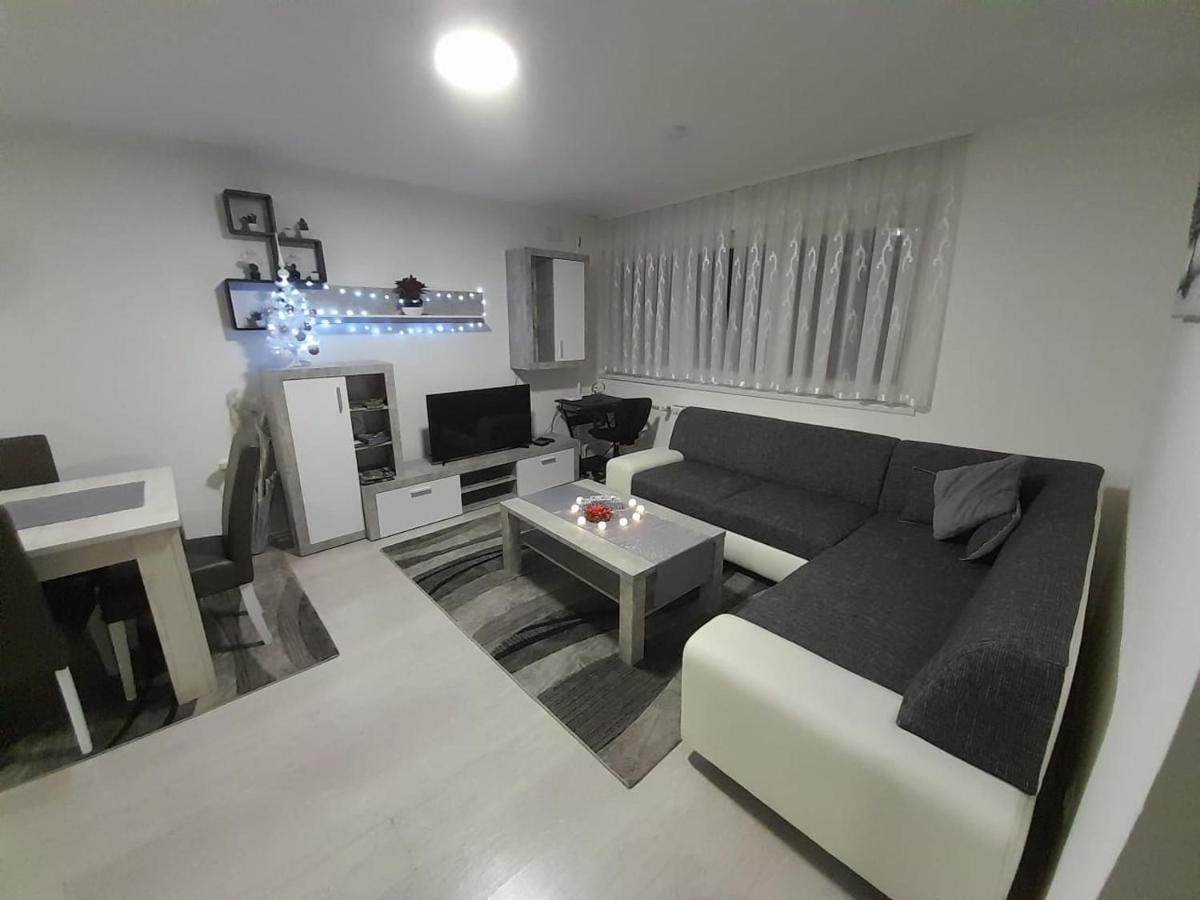 Apartman Lela Karlovac Exteriör bild
