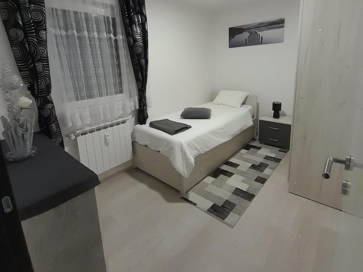 Apartman Lela Karlovac Exteriör bild